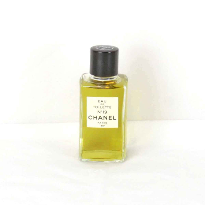 美品『USED』 
CHANEL シャネル 
 No19 香水 
 グリーン