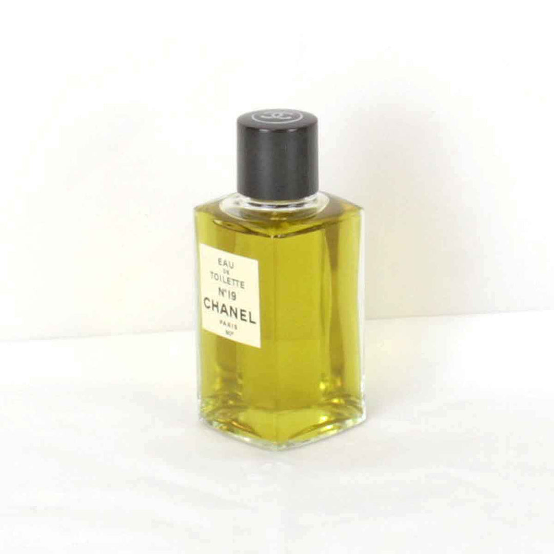 美品『USED』 
CHANEL シャネル 
 No19 香水 
 グリーン