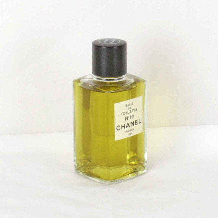 美品『USED』 
CHANEL シャネル 
 No19 香水 
 グリーン