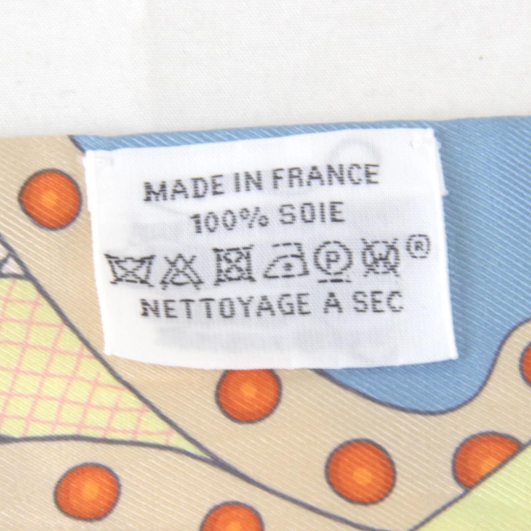 美品『USED』 
HERMES エルメス 
 ツイリー 高官の鞍 箱付 スカーフ 
シルク イエローベースマルチカラー クラシックな柄