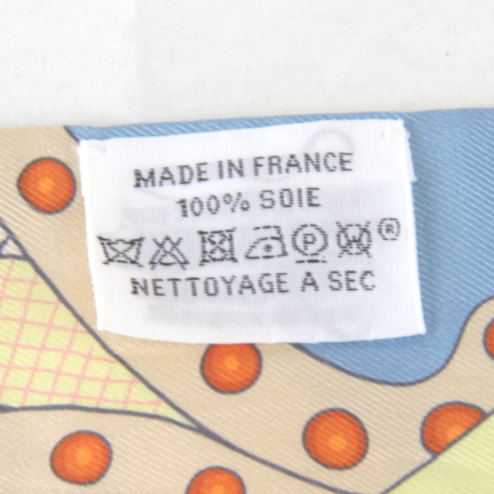 美品『USED』 
HERMES エルメス 
 ツイリー 高官の鞍 箱付 スカーフ 
シルク イエローベースマルチカラー クラシックな柄