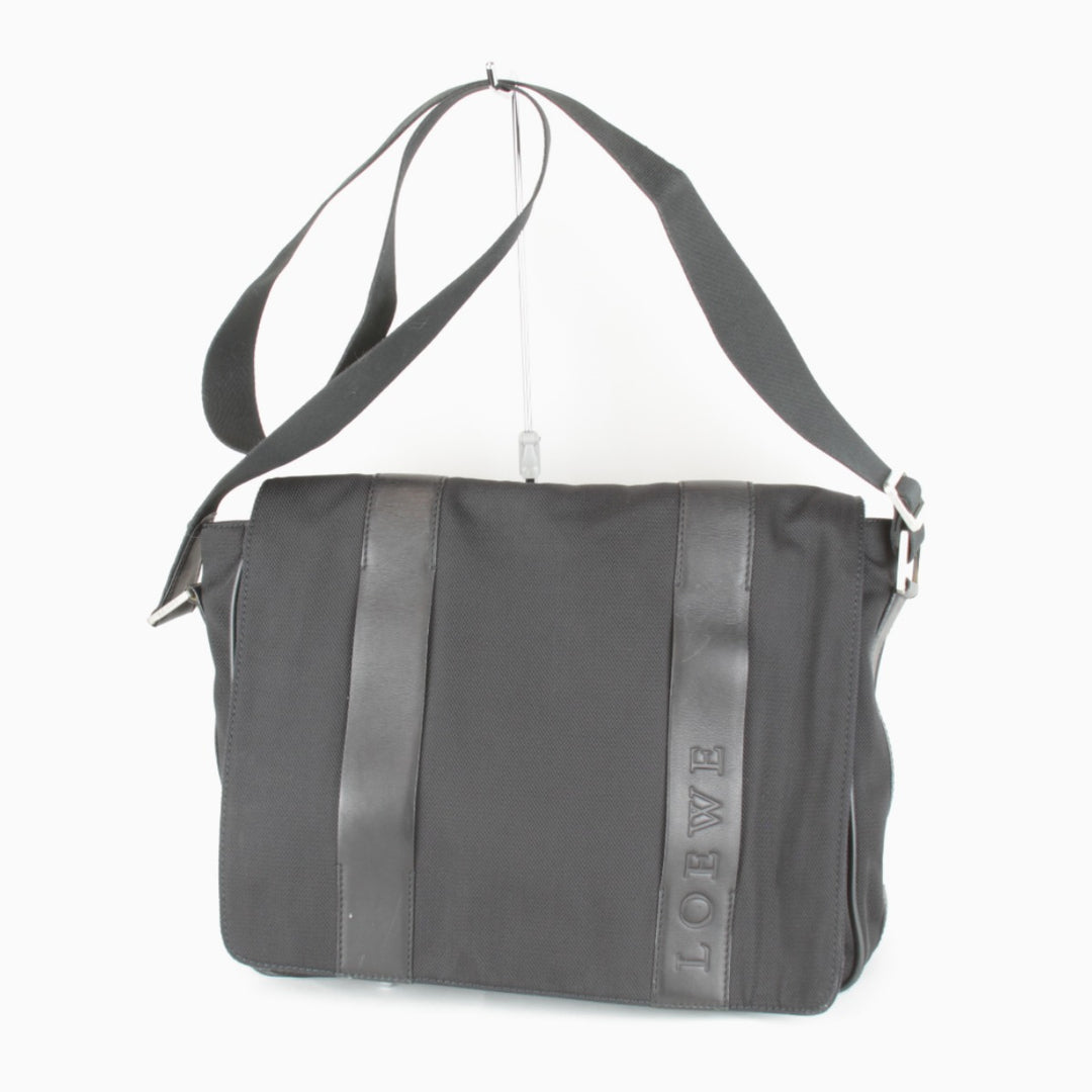 『USED』 
LOEWE ロエベ 
 メッセンジャーバッグ 
ナイロン ブラック