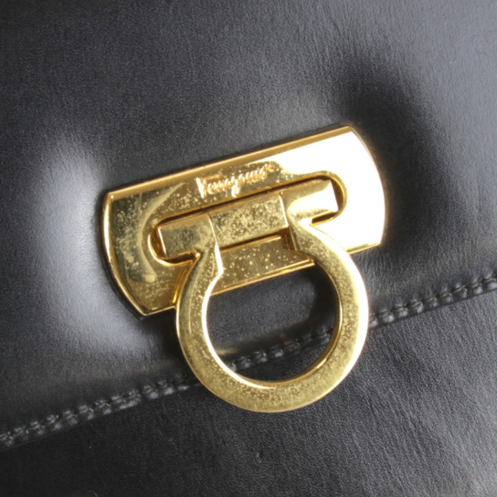 良品『USED』 
Salvatore Ferragamo フェラガモ 
 ショルダーバッグ 
レザー ブラック