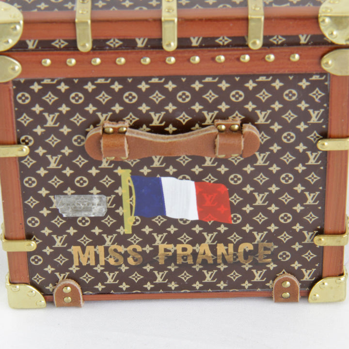 美品『USED』 
LOUIS VUITTON ルイ・ヴィトン 
 ノベルティ ペーパーウエイト ミスフランス M99408 オブジェ 
 ブラウン
