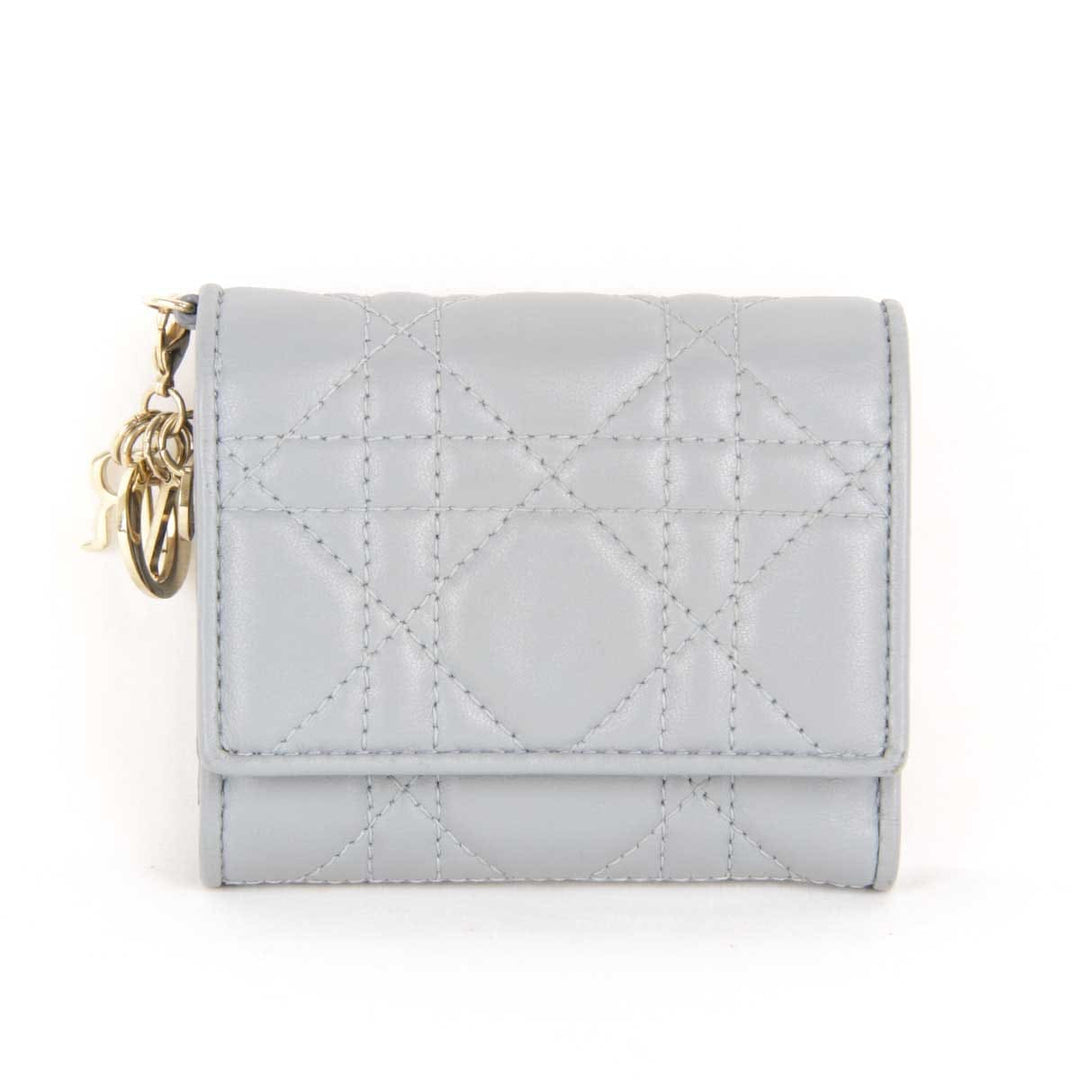 『USED』 
Christian Dior クリスチャンディオール 
 カナージュ ロータスウォレット 41-MA-0262 三つ折り財布 
ラムスキン ライトブルー