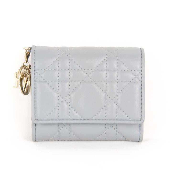 『USED』 
Christian Dior クリスチャンディオール 
 カナージュ ロータスウォレット 41-MA-0262 三つ折り財布 
ラムスキン ライトブルー