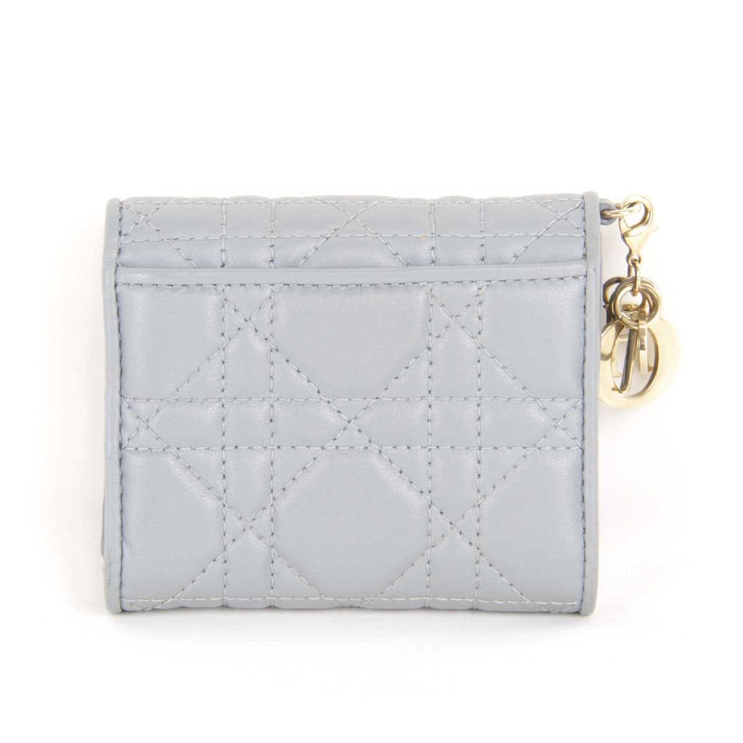 『USED』 
Christian Dior クリスチャンディオール 
 カナージュ ロータスウォレット 41-MA-0262 三つ折り財布 
ラムスキン ライトブルー