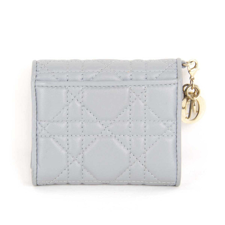 『USED』 
Christian Dior クリスチャンディオール 
 カナージュ ロータスウォレット 41-MA-0262 三つ折り財布 
ラムスキン ライトブルー
