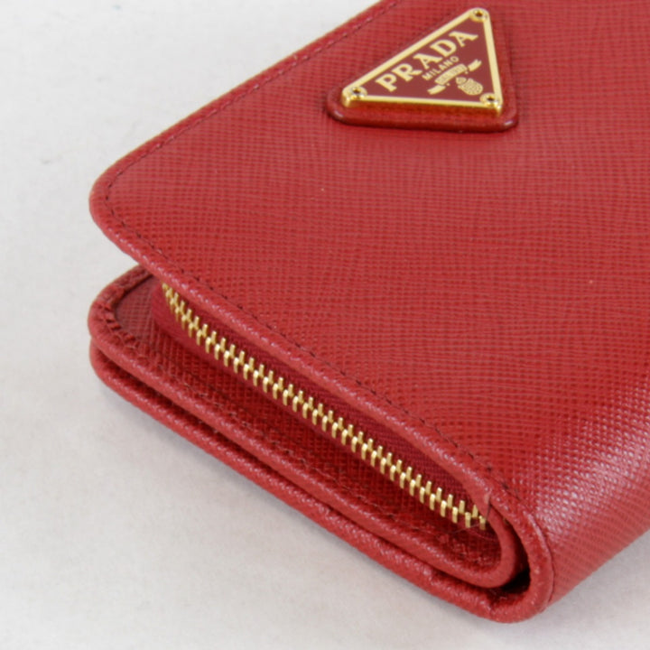 美品『USED』 
PRADA プラダ 
 サフィアーノIML018 二つ折り財布 
レザー レッド