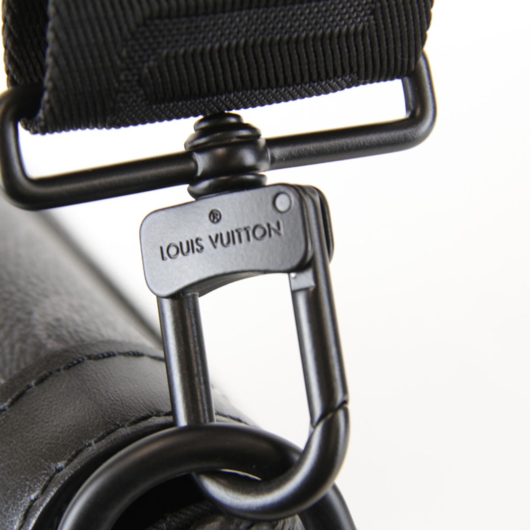 美品『USED』 
LOUIS VUITTON ルイ・ヴィトン 
 ソミュールメッセンジャー M45911 メッセンジャーバッグ 
モノグラムエクリプス/レザー ブラック 汚れにくい素材 高級 クール ハイブランド