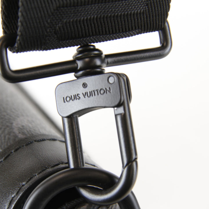 美品『USED』 
LOUIS VUITTON ルイ・ヴィトン 
 ソミュールメッセンジャー M45911 メッセンジャーバッグ 
モノグラムエクリプス/レザー ブラック 汚れにくい素材 高級 クール ハイブランド