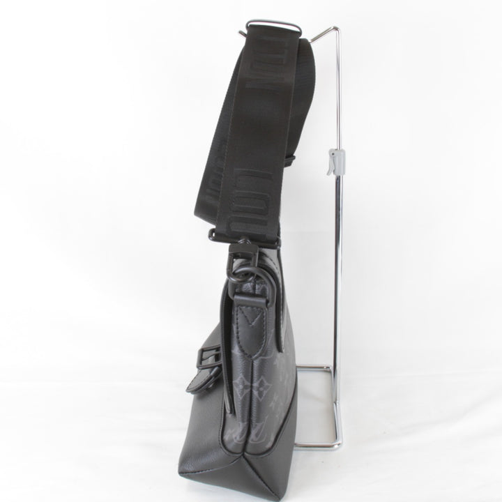 美品『USED』 
LOUIS VUITTON ルイ・ヴィトン 
 ソミュールメッセンジャー M45911 メッセンジャーバッグ 
モノグラムエクリプス/レザー ブラック 汚れにくい素材 高級 クール ハイブランド
