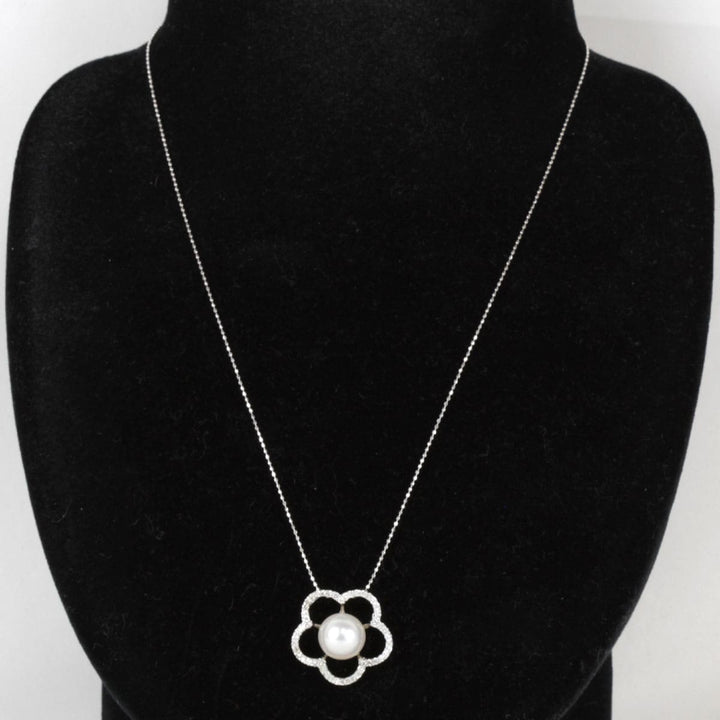 美品『USED』 K18WG/パール 
 フラワーモチーフ ネックレス
 3.5g