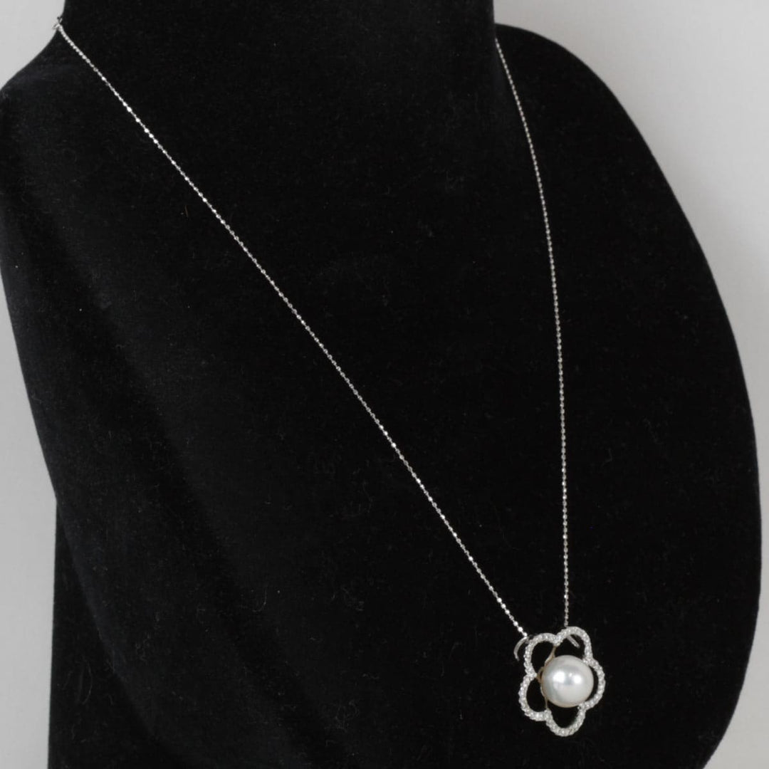 美品『USED』 K18WG/パール 
 フラワーモチーフ ネックレス
 3.5g