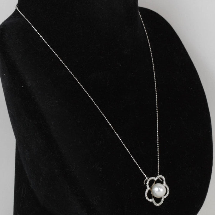 美品『USED』 K18WG/パール 
 フラワーモチーフ ネックレス
 3.5g