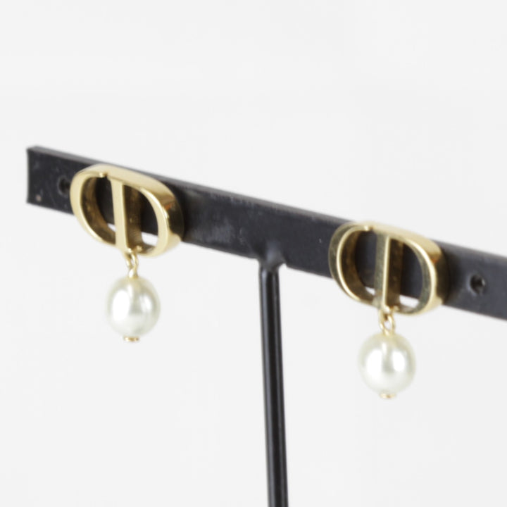『USED』 メタル 
Christian Dior ロゴ パール ピアス