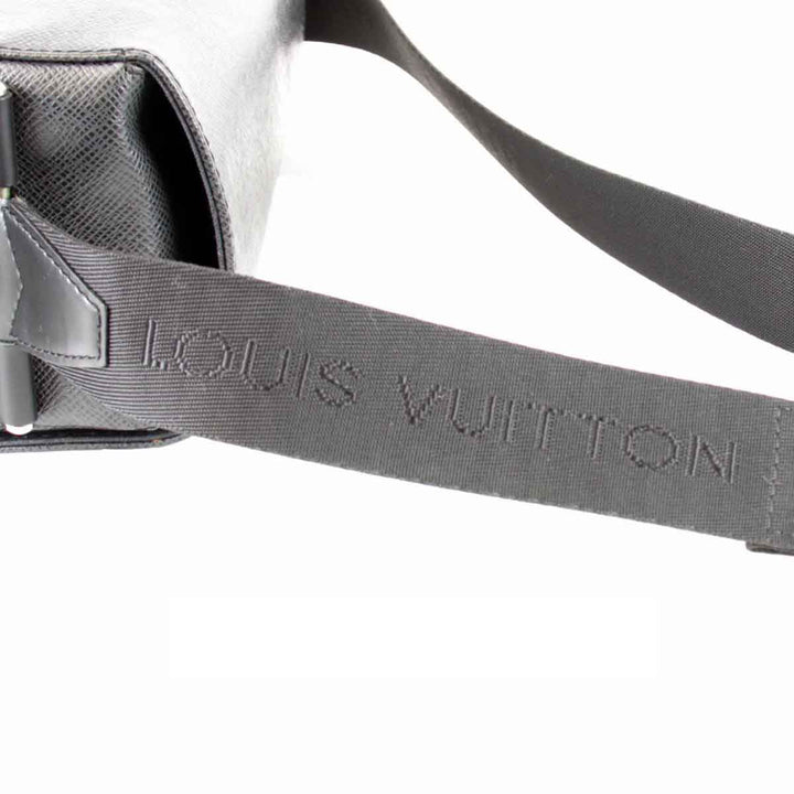 美品『USED』 
LOUIS VUITTON ルイ・ヴィトン 
 ヤランガ M30822 ショルダーバッグ 
タイガ ブラック