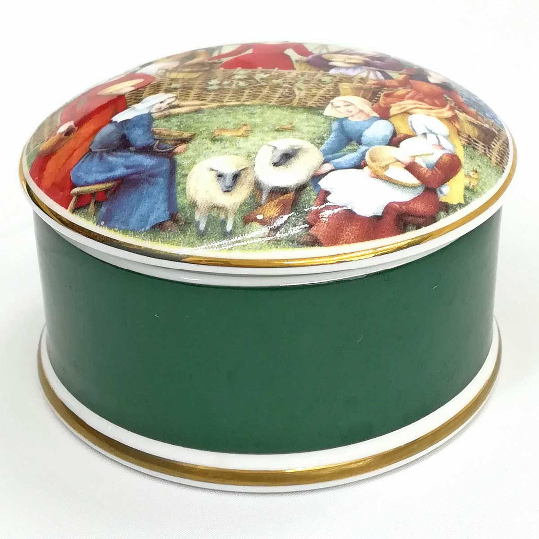 美品『USED』 
Wedgwood ウェッジウッド 
 Eight Maids a-Milking 小物入れ 陶磁器 
陶器 グリーン系