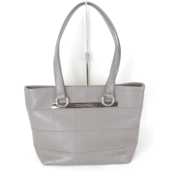 良品『USED』 
CHANEL シャネル 
 チョコバー ロゴプレート ハンドバッグ 
キャビアスキン グレー 人気 落ち着いた色 合わせやすい