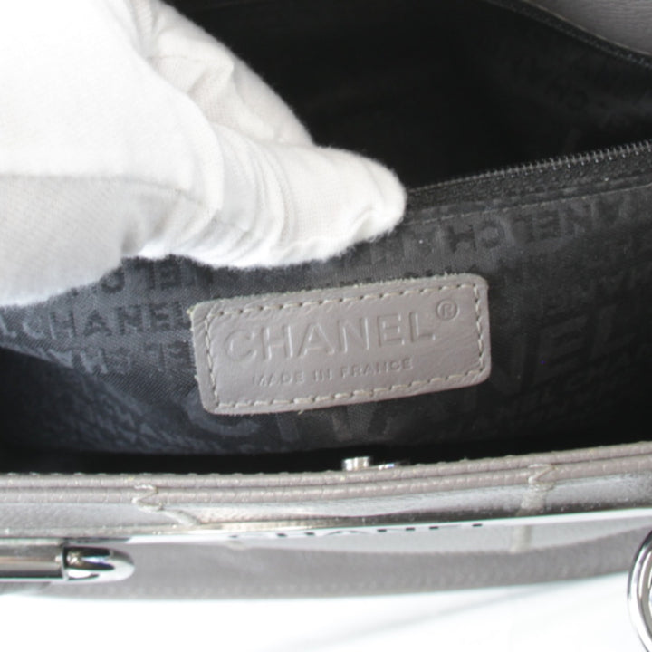 良品『USED』 
CHANEL シャネル 
 チョコバー ロゴプレート ハンドバッグ 
キャビアスキン グレー 人気 落ち着いた色 合わせやすい