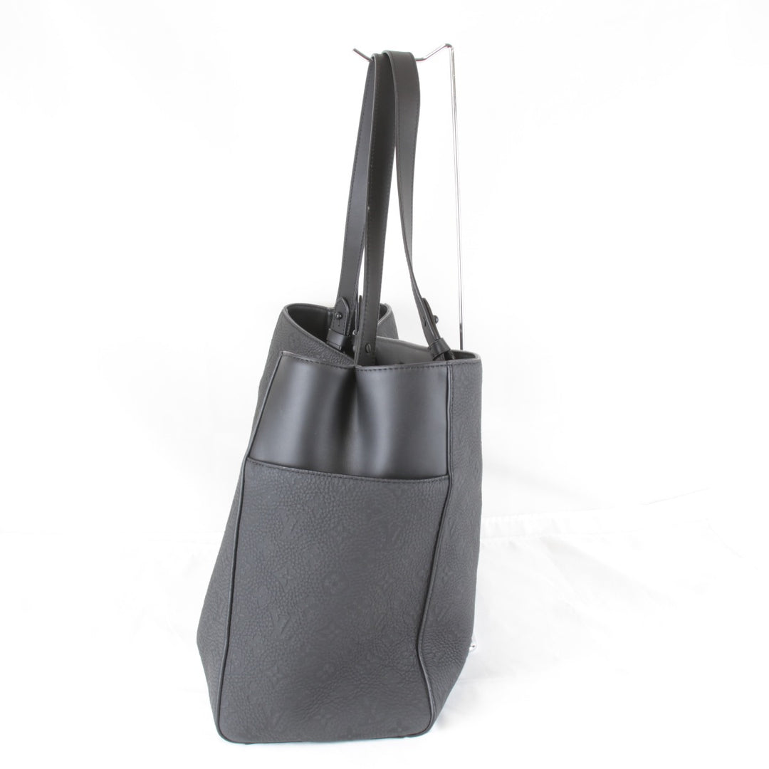美品『USED』 
LOUIS VUITTON ルイ・ヴィトン 
 サックプラ24H M21865 トートバッグ 
トリヨンモノグラム ブラック 高級 ハイブランド 大容量 柔らかめの素材
