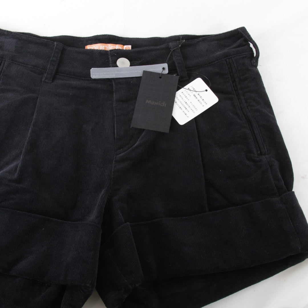 良品『USED』 
Munich ミューニック 
 タグ付き未使用 秋冬ショートパンツ Ｓサイズ パンツ 
コーデュロイ ブラック