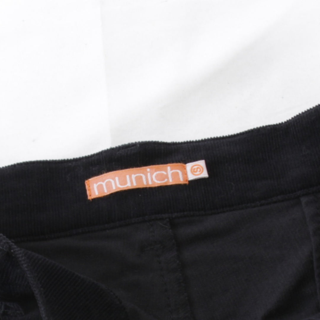 良品『USED』 
Munich ミューニック 
 タグ付き未使用 秋冬ショートパンツ Ｓサイズ パンツ 
コーデュロイ ブラック