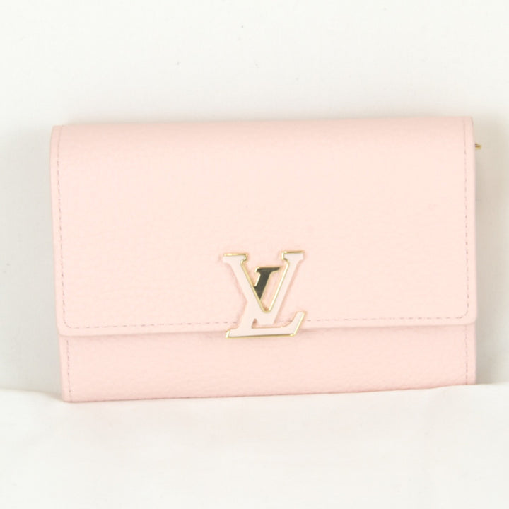 超美品『未使用』 
LOUIS VUITTON ルイ・ヴィトン 
 ポルトフォイユ・カプシーヌコンパクト M82361 三つ折り財布 
レザー ピンク 柔らかいピンク 可愛い 上品 高級 ハイブランド
