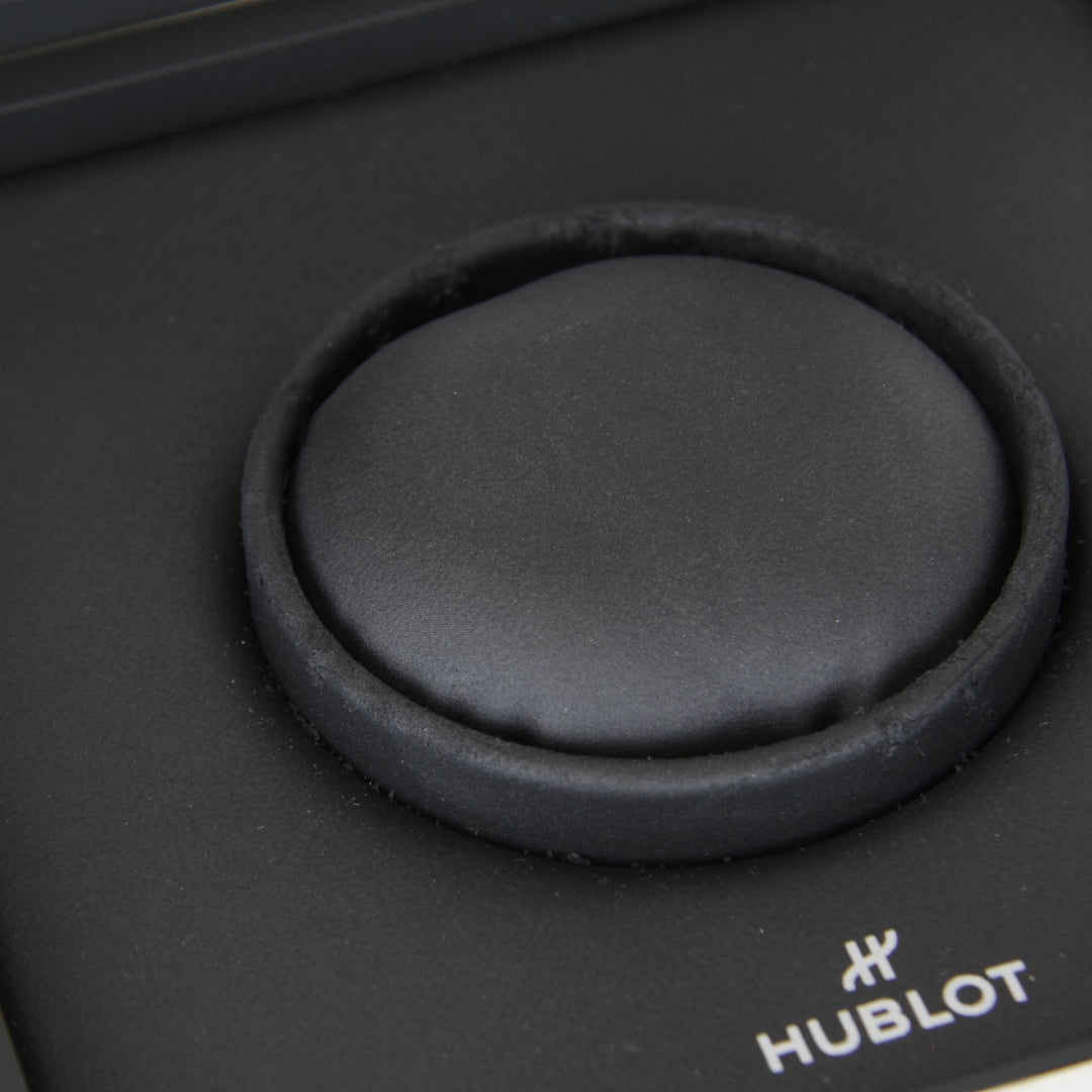 美品『USED』 
HUBLOT チタニウム レーシンググレー 箱/カード 541.NX.7070.LR 
腕時計
 自動巻き メンズ