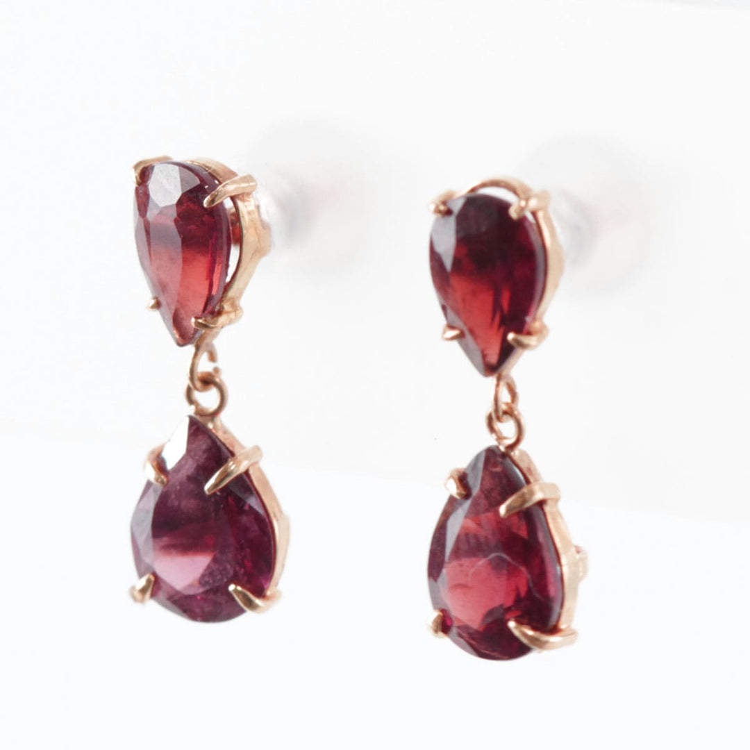 美品『USED』 K18 
 赤石ぶら下がり ピアス
 1.3g