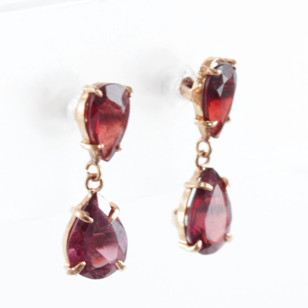 美品『USED』 K18 
 赤石ぶら下がり ピアス
 1.3g
