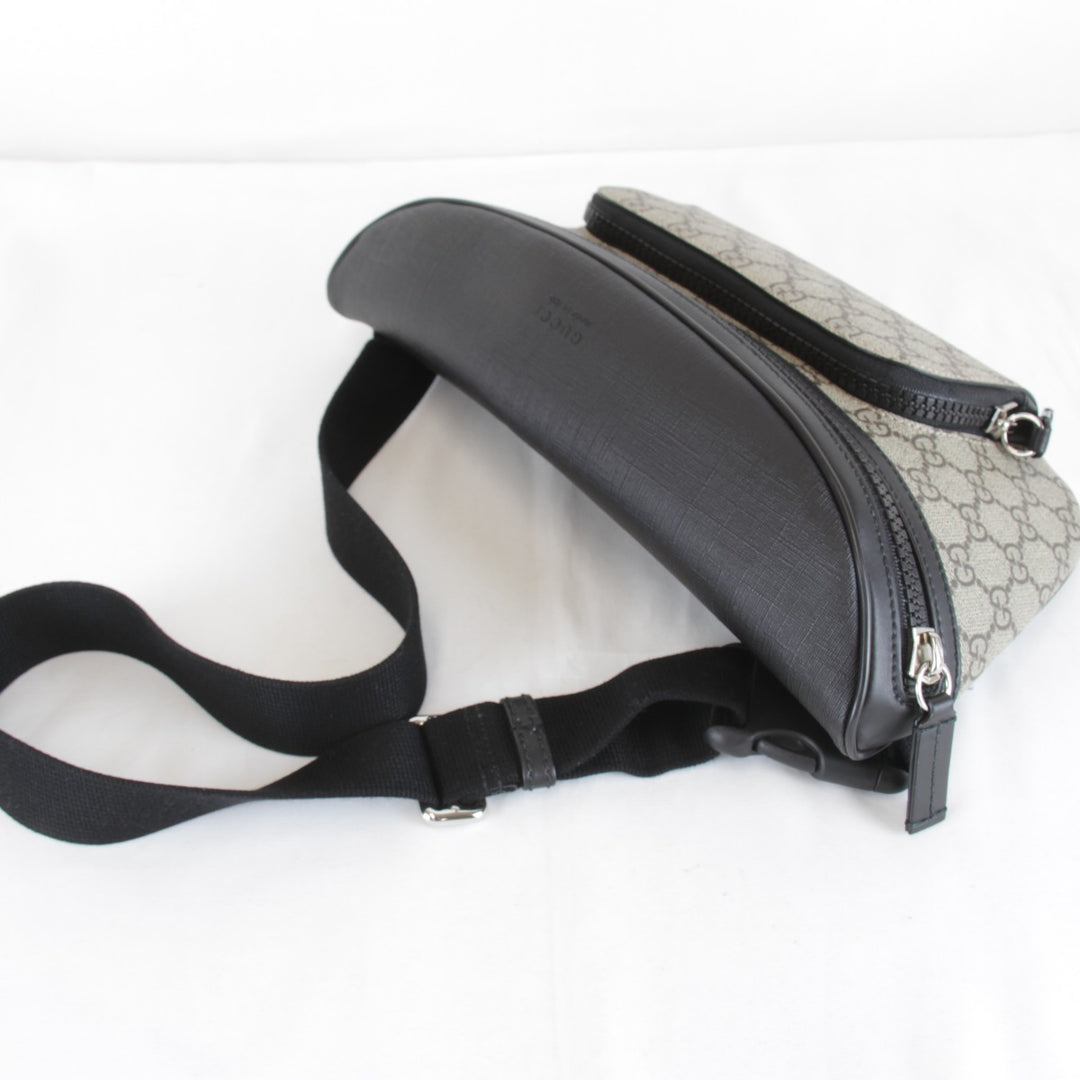 美品『USED』 
GUCCI グッチ 
 袋有 779843・493075 ボディバッグ 
GGスプリームキャンバス グレー