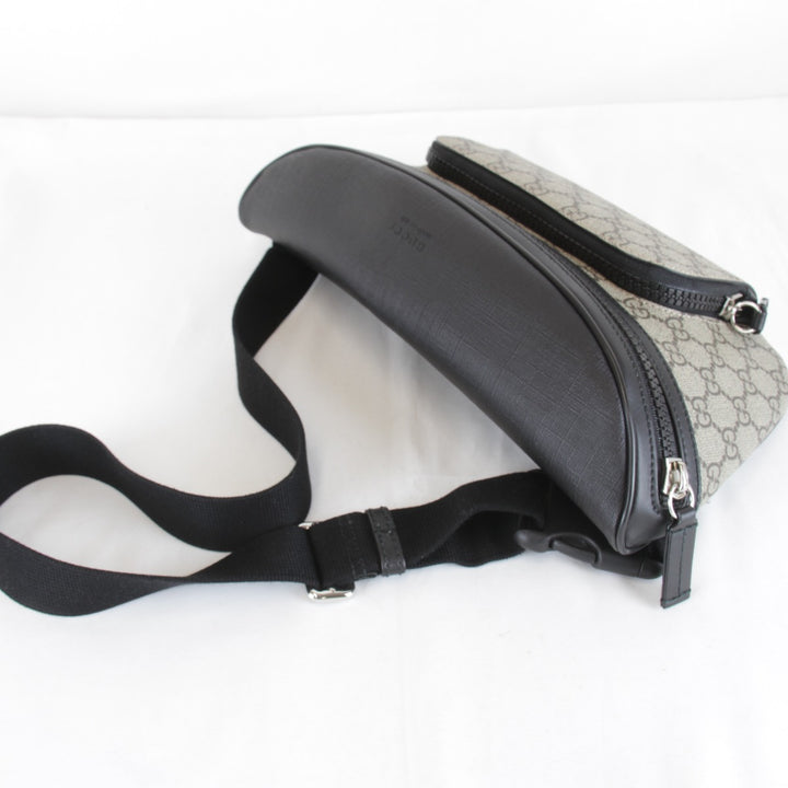 美品『USED』 
GUCCI グッチ 
 袋有 779843・493075 ボディバッグ 
GGスプリームキャンバス グレー