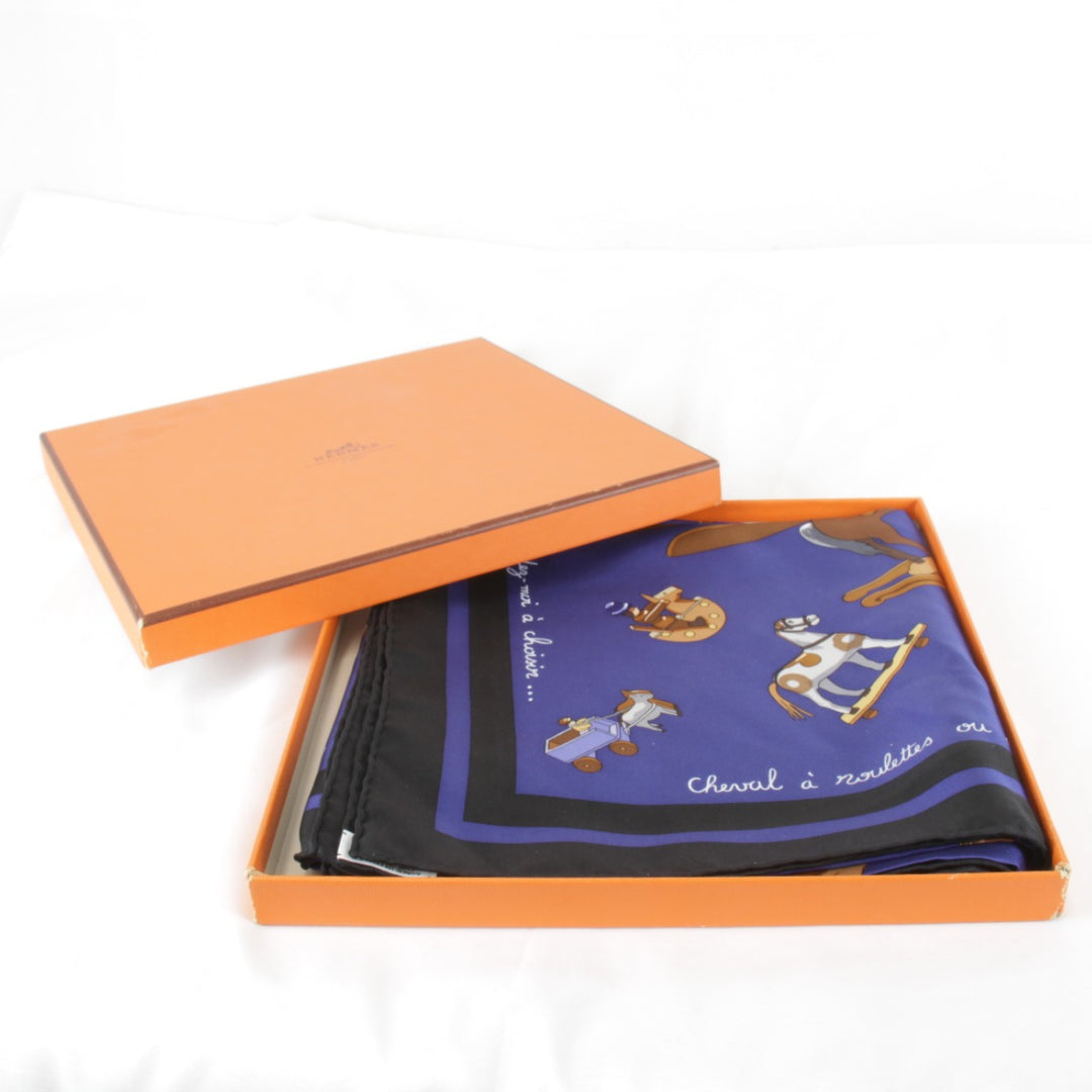 美品『USED』 
HERMES エルメス 
 カレ90 お馬の話をして スカーフ 
シルク ブルー×ブラック 可愛い 馬 木馬 ダークカラー