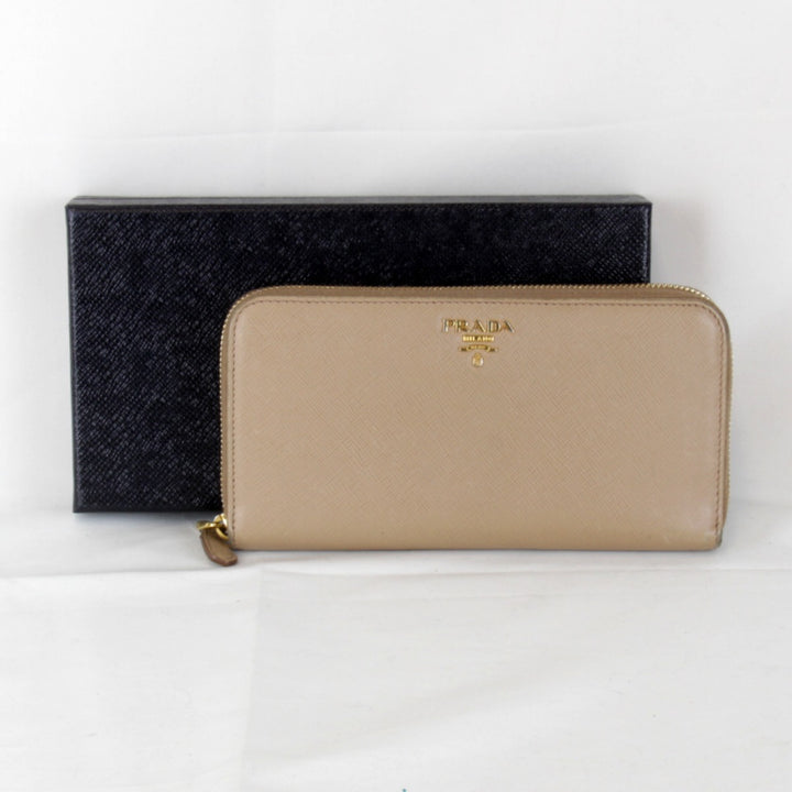 『USED』 
PRADA プラダ 
 サフィアーノ ラウンドジップウォレット 1ML506 長財布 
レザー ブラウン