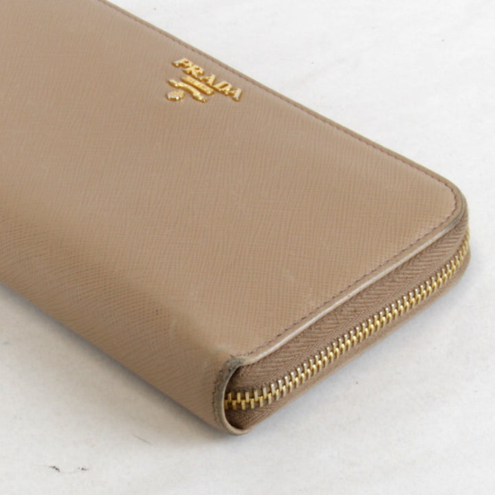 『USED』 
PRADA プラダ 
 サフィアーノ ラウンドジップウォレット 1ML506 長財布 
レザー ブラウン