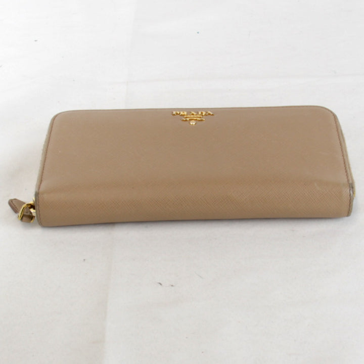 『USED』 
PRADA プラダ 
 サフィアーノ ラウンドジップウォレット 1ML506 長財布 
レザー ブラウン