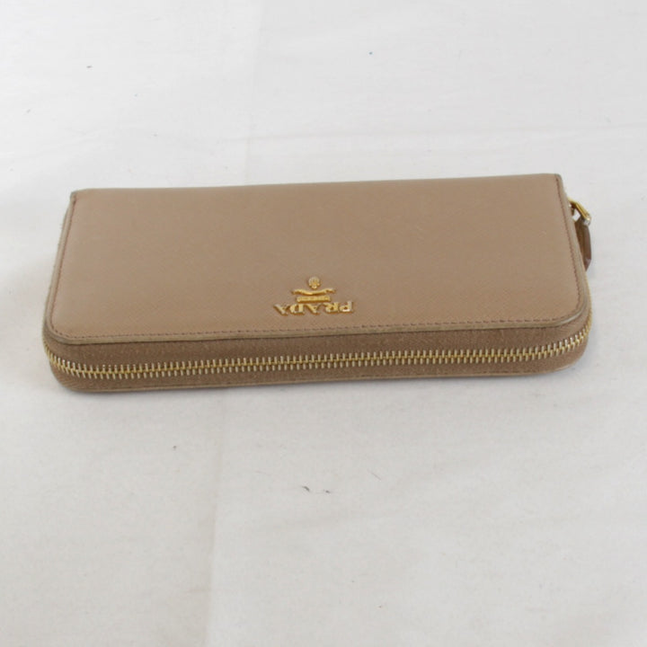 『USED』 
PRADA プラダ 
 サフィアーノ ラウンドジップウォレット 1ML506 長財布 
レザー ブラウン