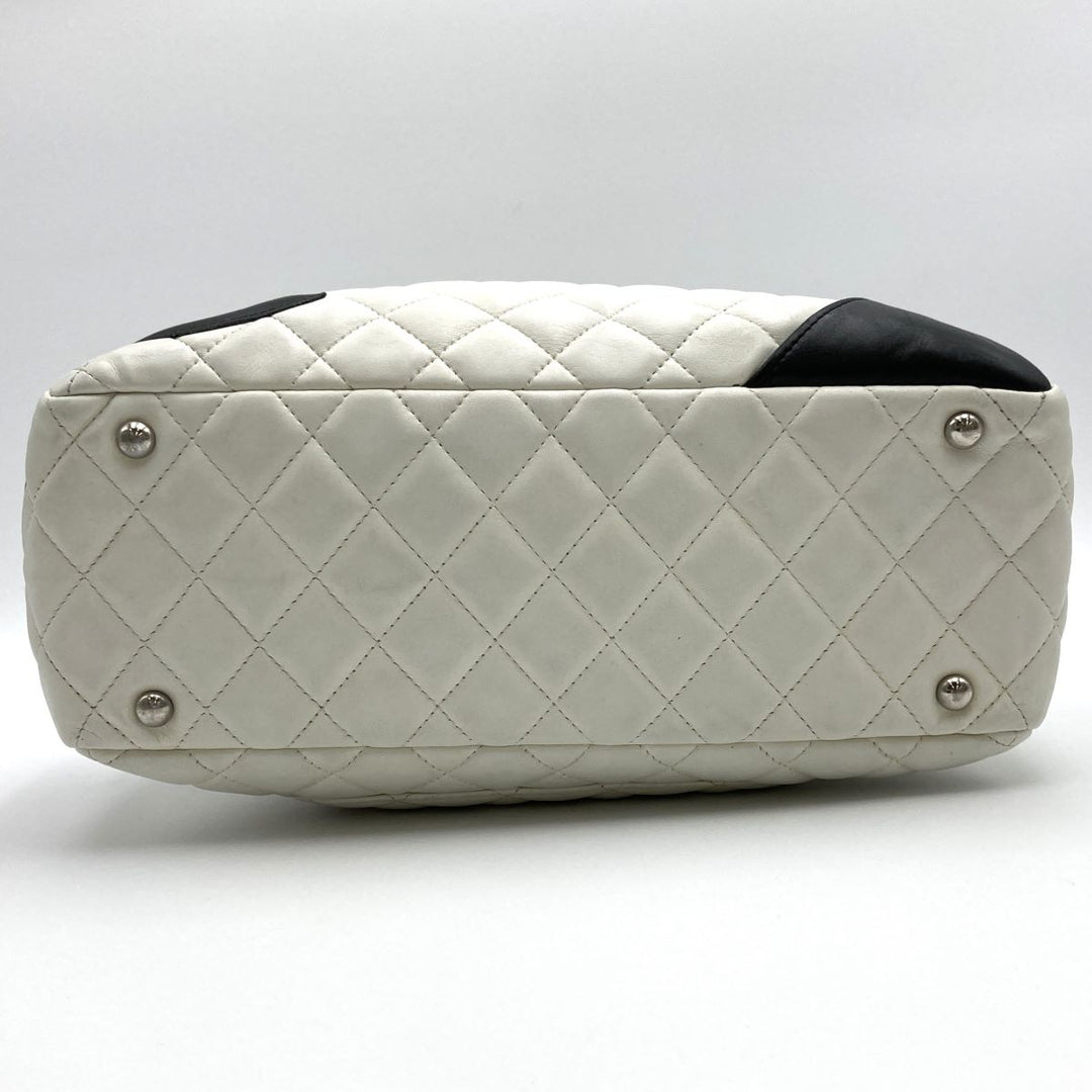 CHANEL シャネル 
 ショルダーバッグ 
レザー ホワイト