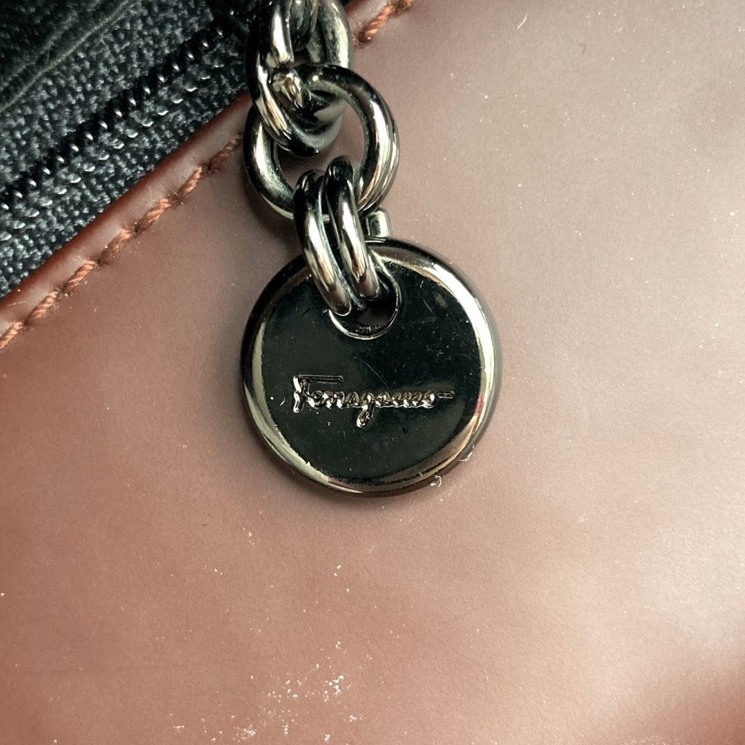 Salvatore Ferragamo フェラガモ 
 ショルダーバッグ 
レザー ボルドー