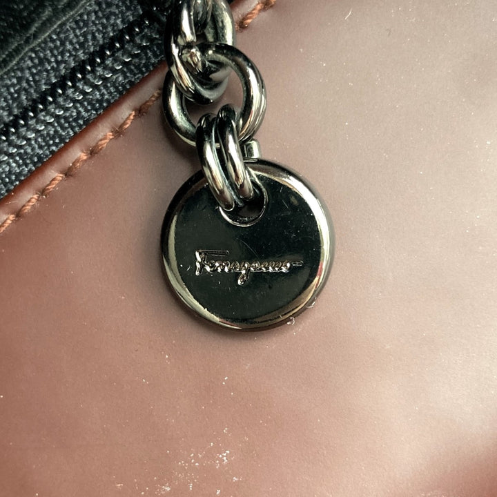Salvatore Ferragamo フェラガモ 
 ショルダーバッグ 
レザー ボルドー