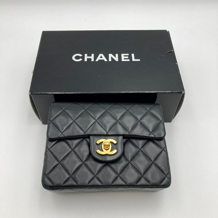 CHANEL シャネル 
 ミニマトラッセ ショルダーバッグ 
ラムスキン ブラック