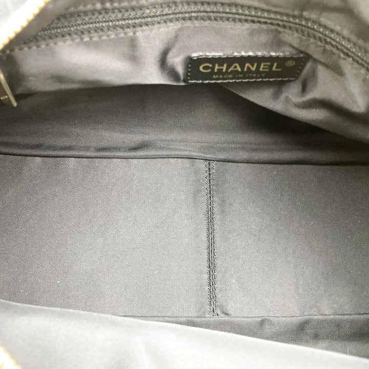 CHANEL シャネル 
 ショルダーバッグ 
ナイロン ブラック