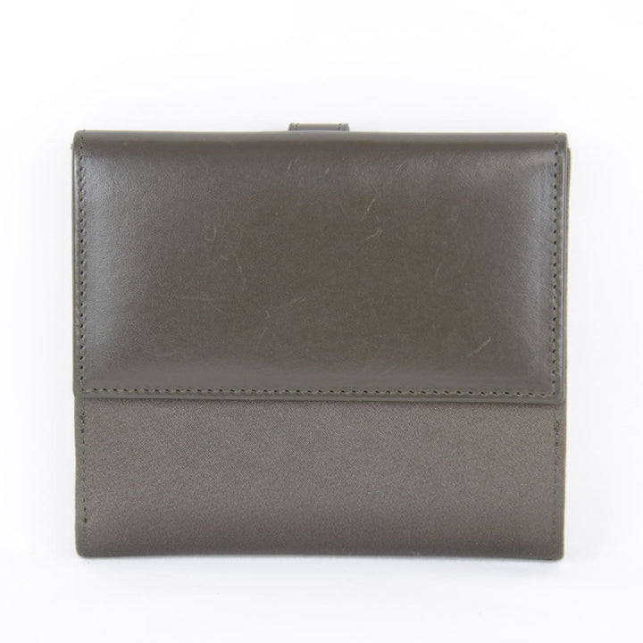 美品『USED』 
GUCCI グッチ 
 035・204249・2131 二つ折り財布 
レザー カーキ