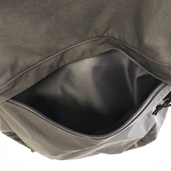 『美品』 
Danton ダントン 
 SOT DAY PACK MIDIUM リュックサック ブラック DT-H0007 SOT リュック・デイパック 
ポリエステル ブラック