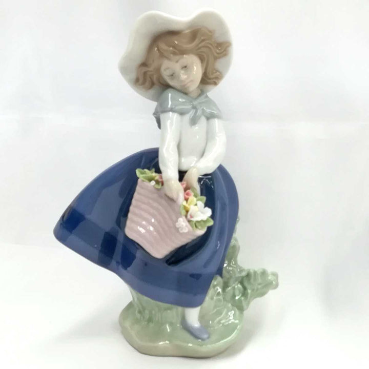 良品『USED』 
Lladr リヤドロ 
 きれいな花ばかり 置物 
陶器 ホワイト 花かご 少女 人形 フィギュリン