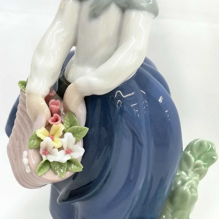 良品『USED』 
Lladr リヤドロ 
 きれいな花ばかり 置物 
陶器 ホワイト 花かご 少女 人形 フィギュリン