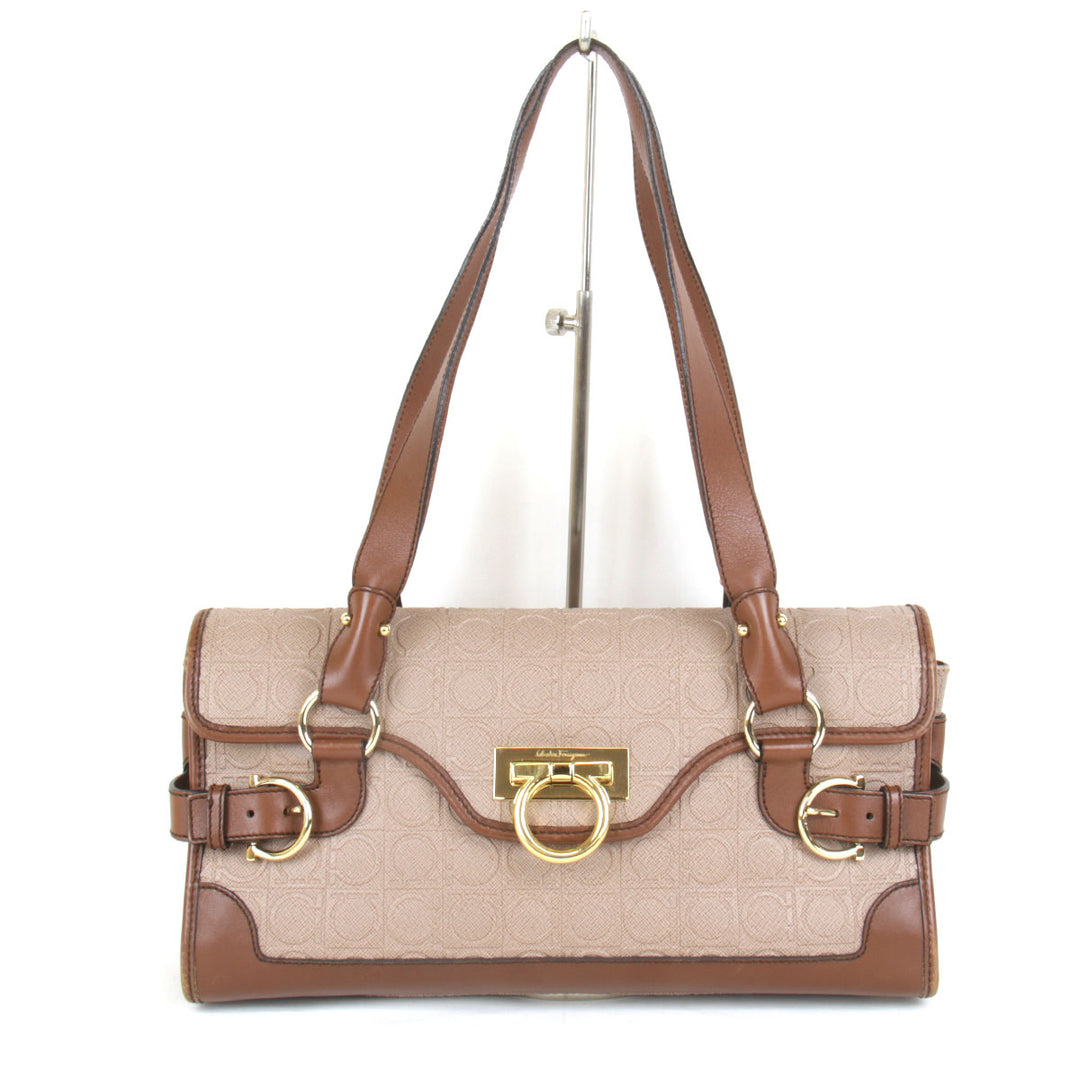 『USED』 
Salvatore Ferragamo フェラガモ 
 ガンチーニ  DH-21 ショルダーバッグ 
エンボスレザー モカベージュ×ブラウン