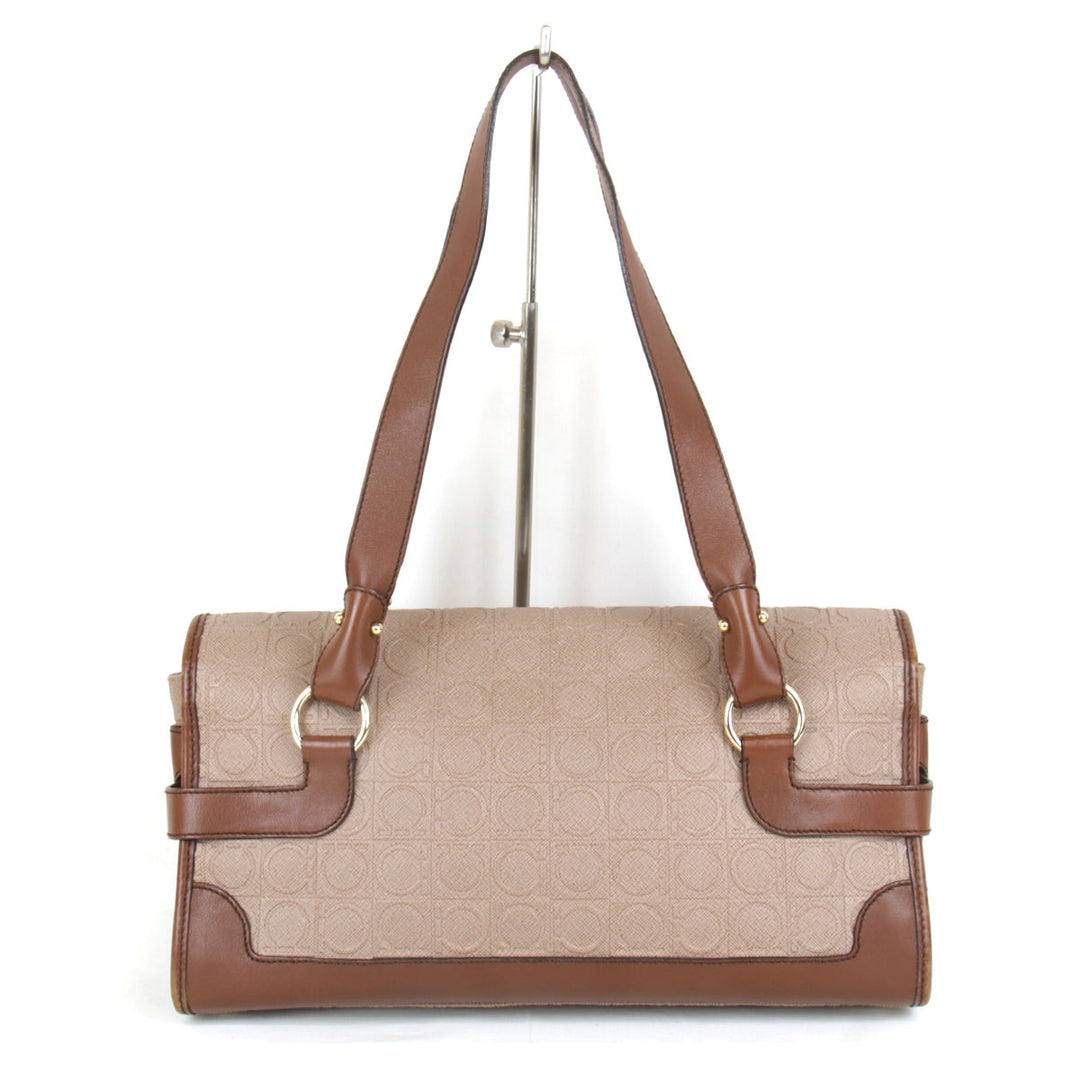 『USED』 
Salvatore Ferragamo フェラガモ 
 ガンチーニ  DH-21 ショルダーバッグ 
エンボスレザー モカベージュ×ブラウン