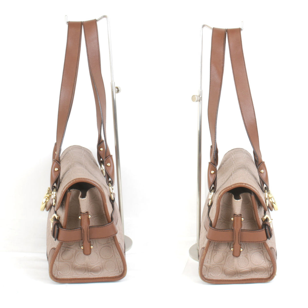 『USED』 
Salvatore Ferragamo フェラガモ 
 ガンチーニ  DH-21 ショルダーバッグ 
エンボスレザー モカベージュ×ブラウン